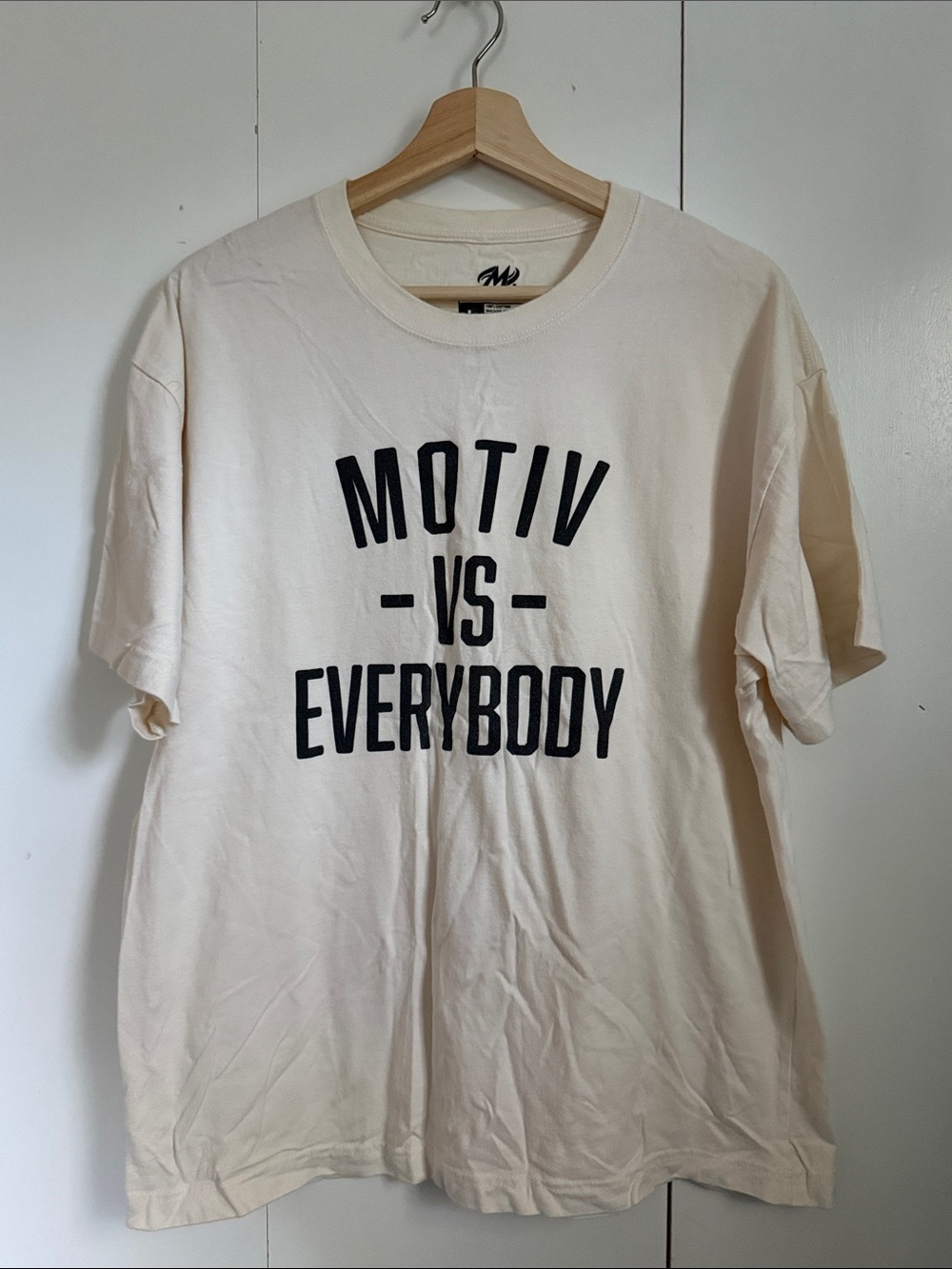 Motiv Bowling “Motiv VS Everybody” Cream Short-Sleeve L Graphic Tee Streetwear